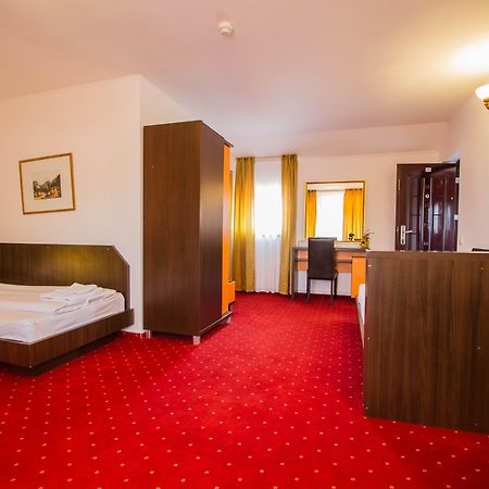 Complex Turistic Max International Hotel Rîşnov Buitenkant foto