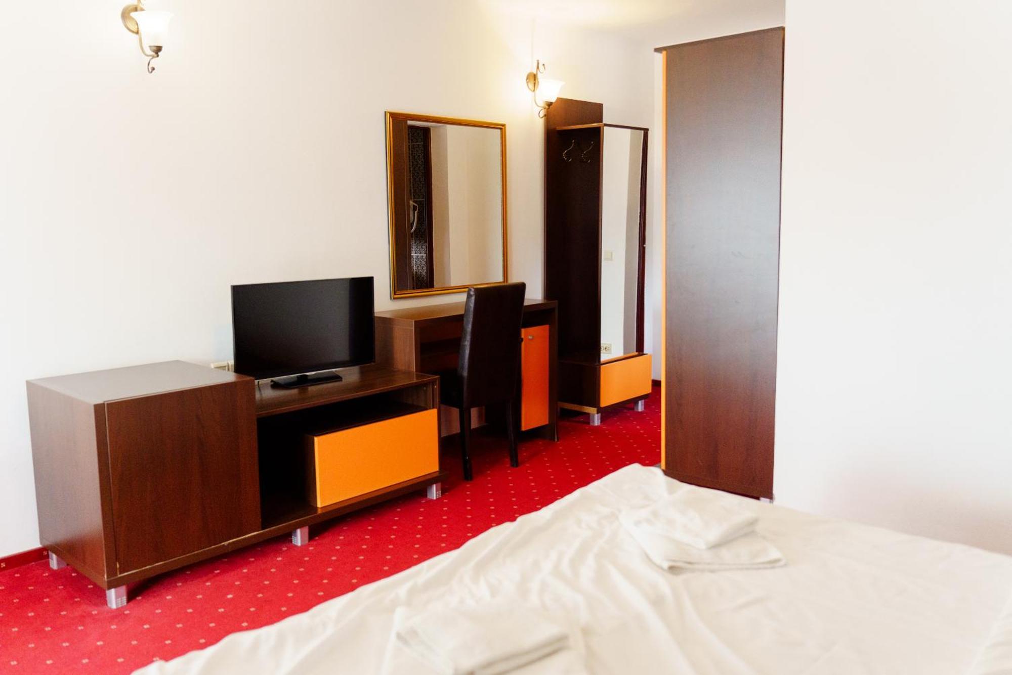 Complex Turistic Max International Hotel Rîşnov Buitenkant foto