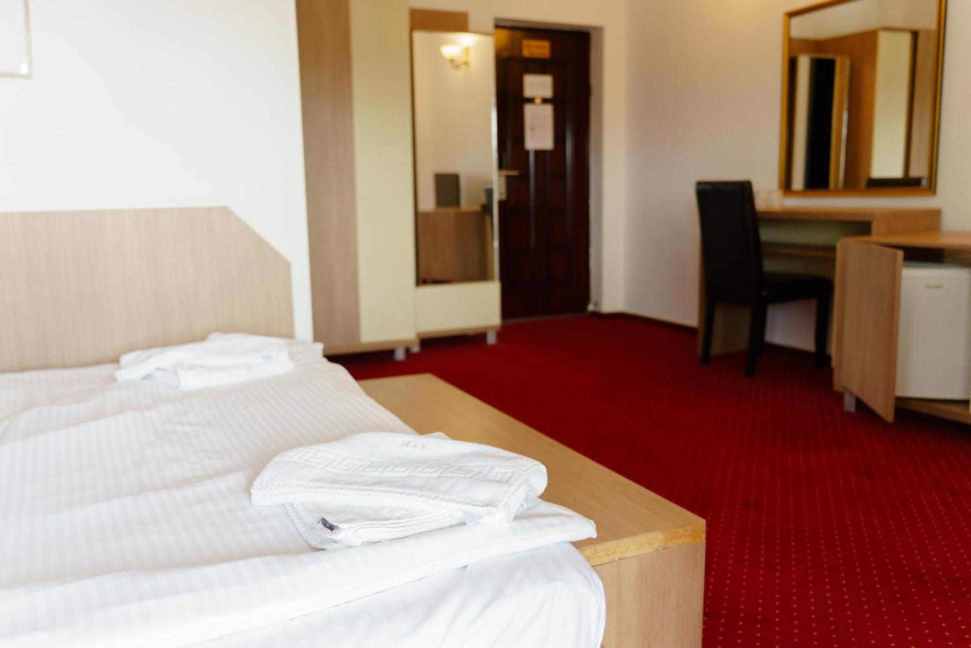 Complex Turistic Max International Hotel Rîşnov Buitenkant foto